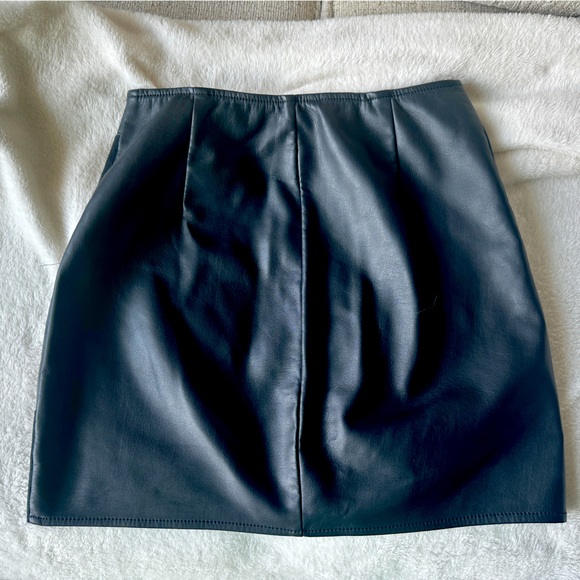 Black leather skirt with silver zipper - Picture 5 of 5